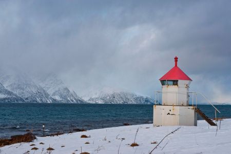 Leuchtturm im Fjord von OLDERDAIN