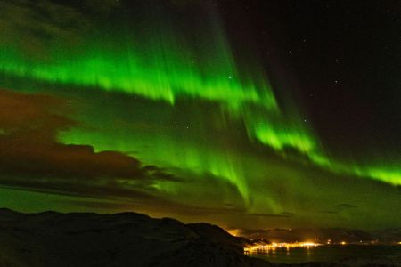 Faszinierende Polarlichter am Nachthimmel über Honningsvag