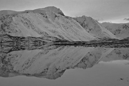 Spiegelbild der norwegischen Alpen im Polarmeer