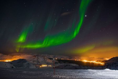 Gigantische Nrdlicht Inferno über der Stadt  HONNINGSVAG am Nordkap