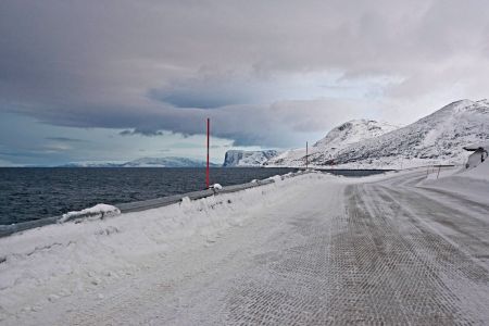 Küstenstrasse am norwegischen Fijord entlang