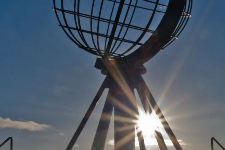 Nordkap Globus  in tiefstehender Sonne
