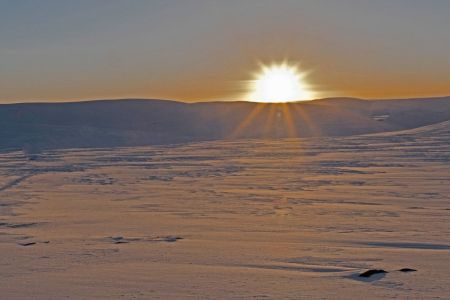 Tiefstehende Sonne über nördlichen Horizont